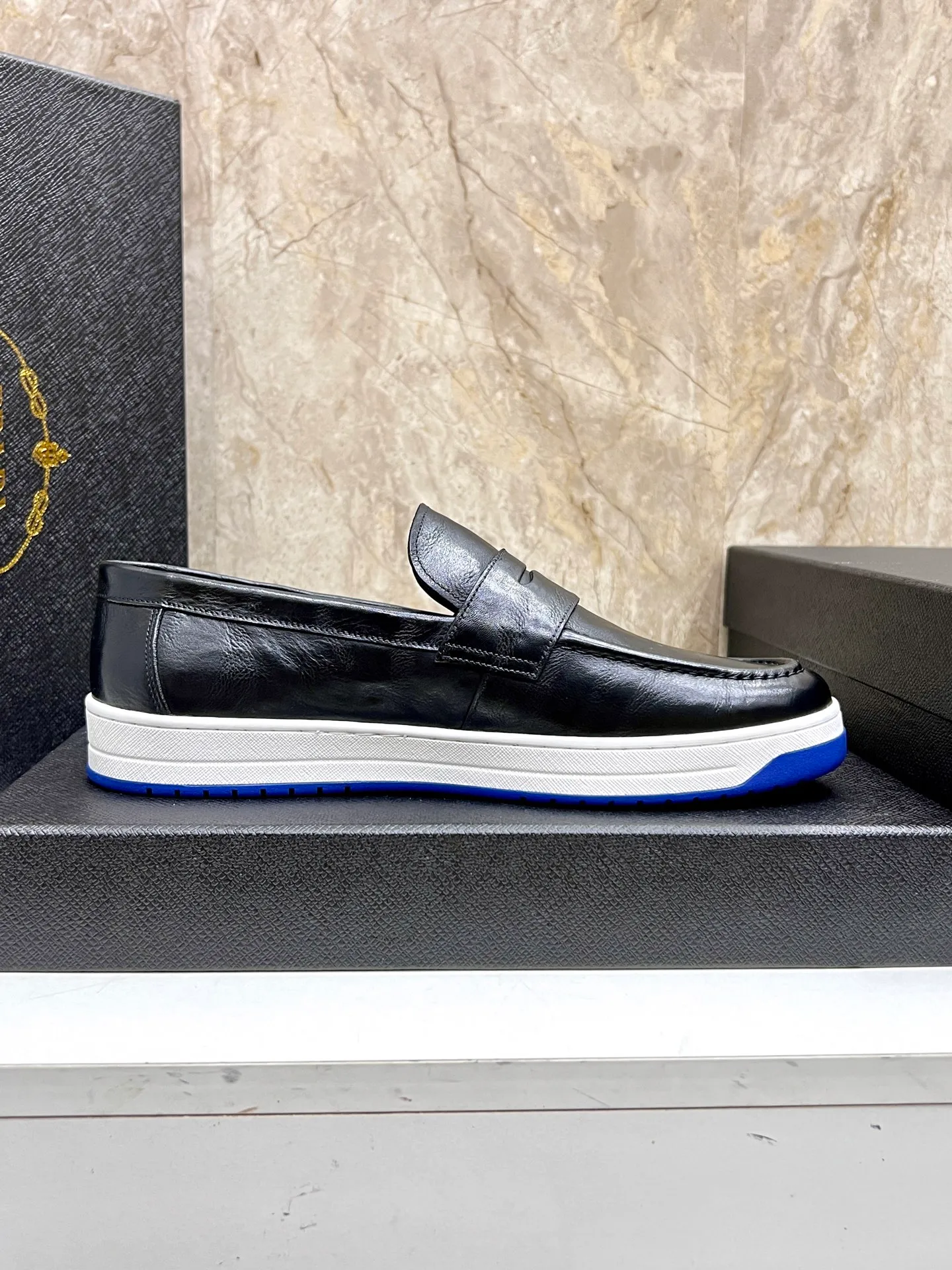💰620 Prada classic men’s lace-up casual shoes｜Imported cowhide upper｜Layered stitching design on the upper Lightweight and breathable｜Soft and comfortable｜PRADA letters on the side｜Distinctive sporty style Showing the brand style｜Lightweight embossed rubber sole｜With cowhide foot pad lining｜Excellent foot feel Fashionable and elegant｜Size: 38-44 (customized at 45)